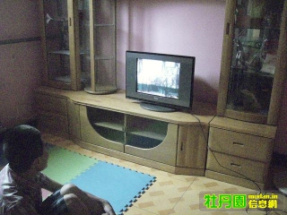 京西同心相随活动文化室一角——看电视