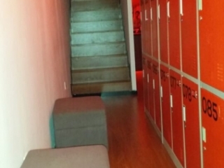 上二楼的楼梯处在更衣柜旁和 淋浴区都有楼梯