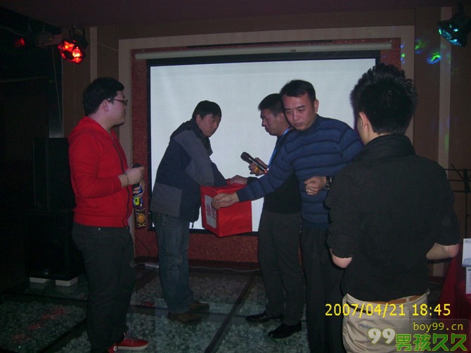 在酒吧举行的志愿者抽奖活动