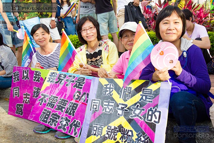台湾高雄同志大游行，7000人参加-男孩久久网